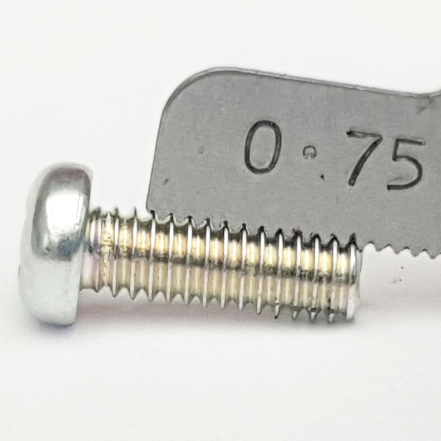 M4x8 M4-(0.75) x 8 Phil Pan Head Screw Former JIS 0.75 Pitch Trivalent White Cr-3 close up