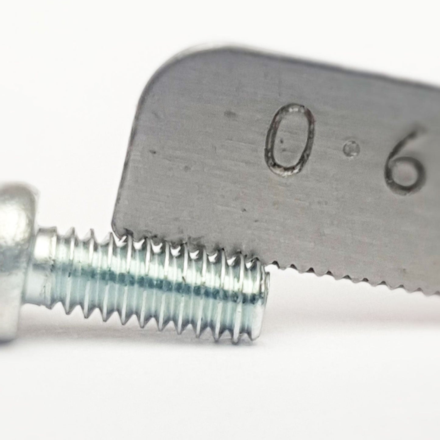 M3x25 M3-(0.60) x 25 Phil Pan Head Screw Former JIS 0.60 Pitch Trivalent White Cr-3 close up