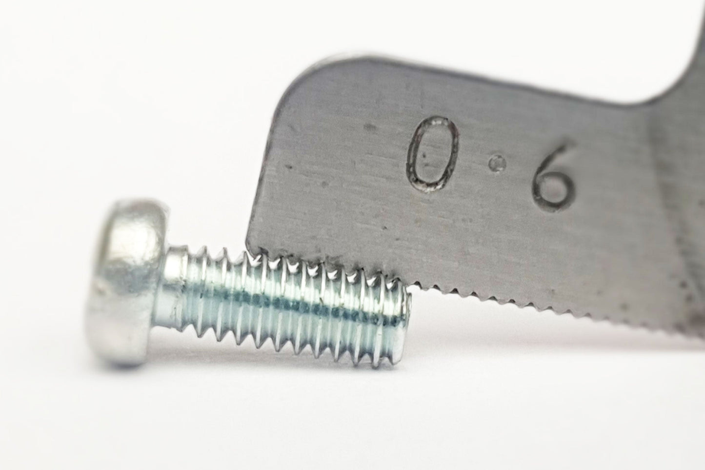 M3x30 M3-(0.60) x 30 Phil Pan Head Screw Former JIS 0.60 Pitch Trivalent White Cr-3 close up