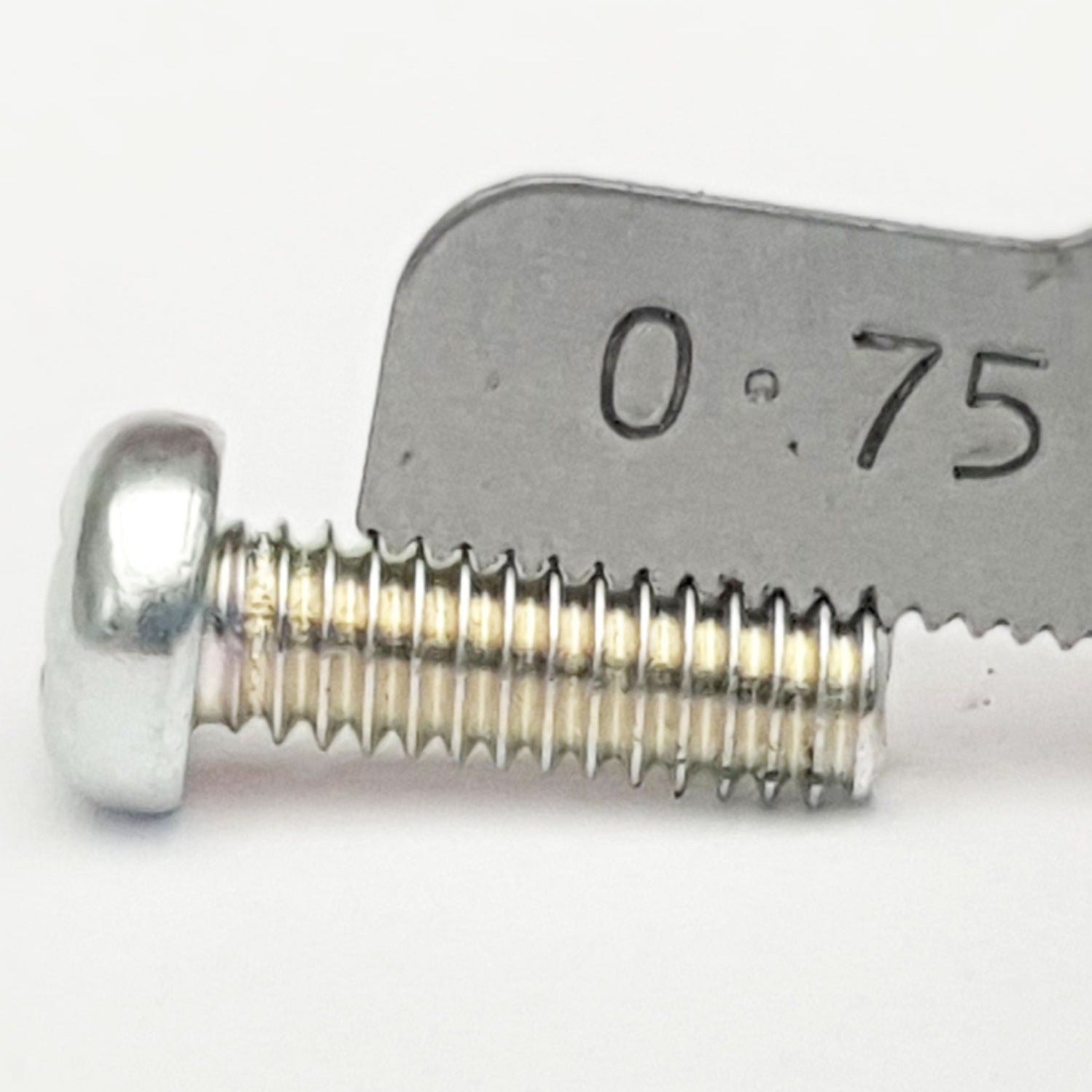 M4x12 M4-(0.75) x 12 Phil Pan Head Screw Former JIS close up