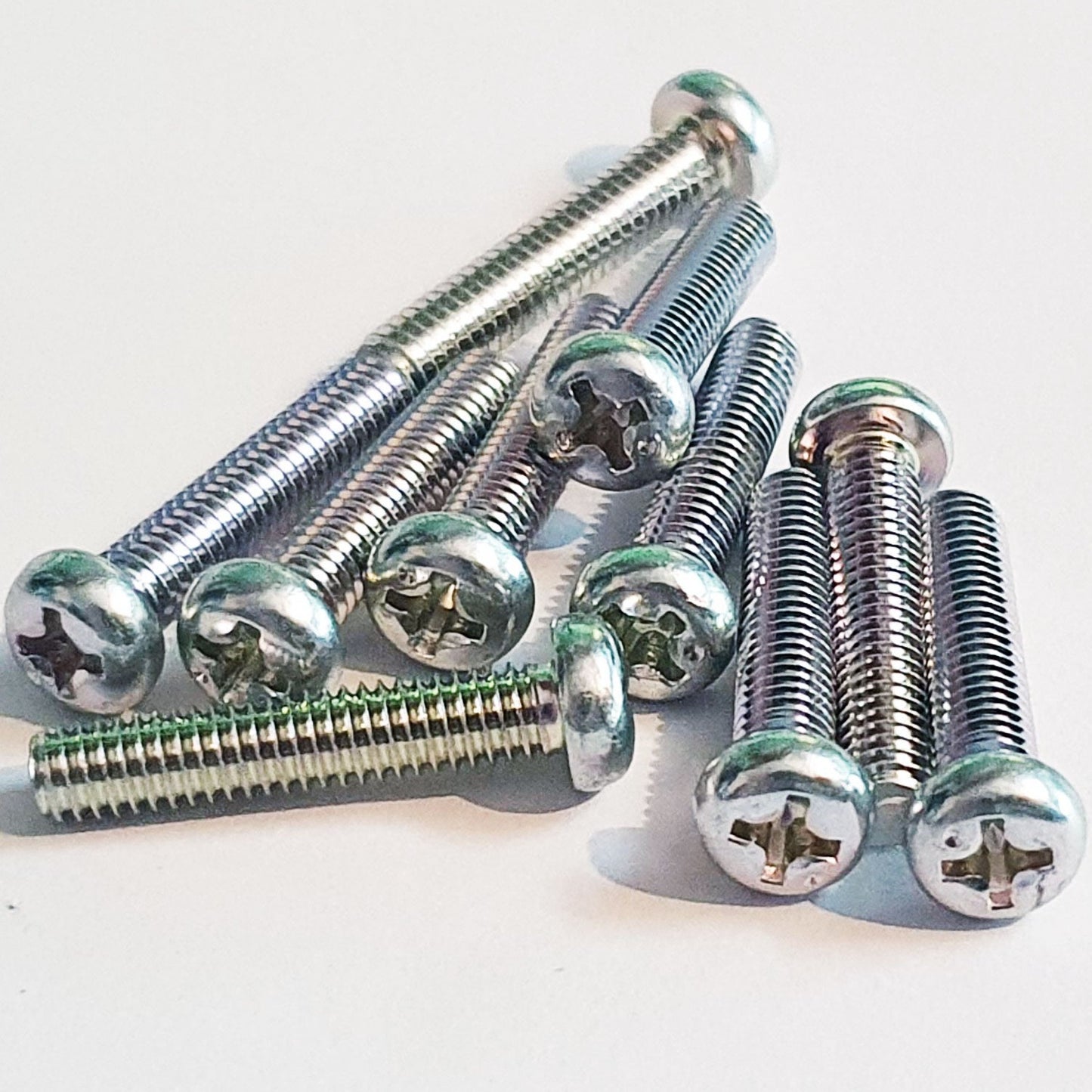 M4 x 35 Phil Pan Trivalent White Cr-3 JIS 220B0435