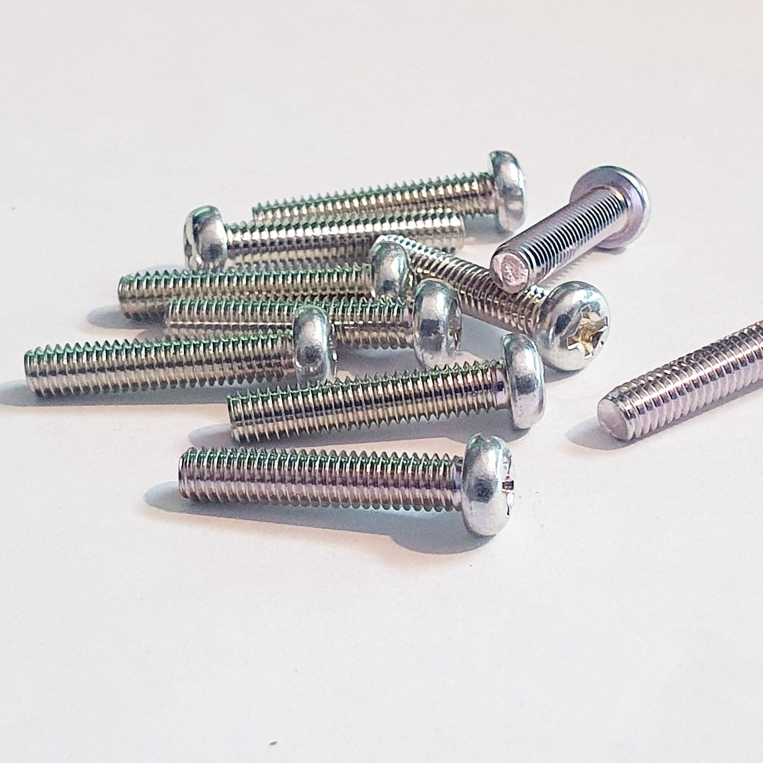 220B0440 M4x40 Phil Pan Trivalent White Cr-3 JIS