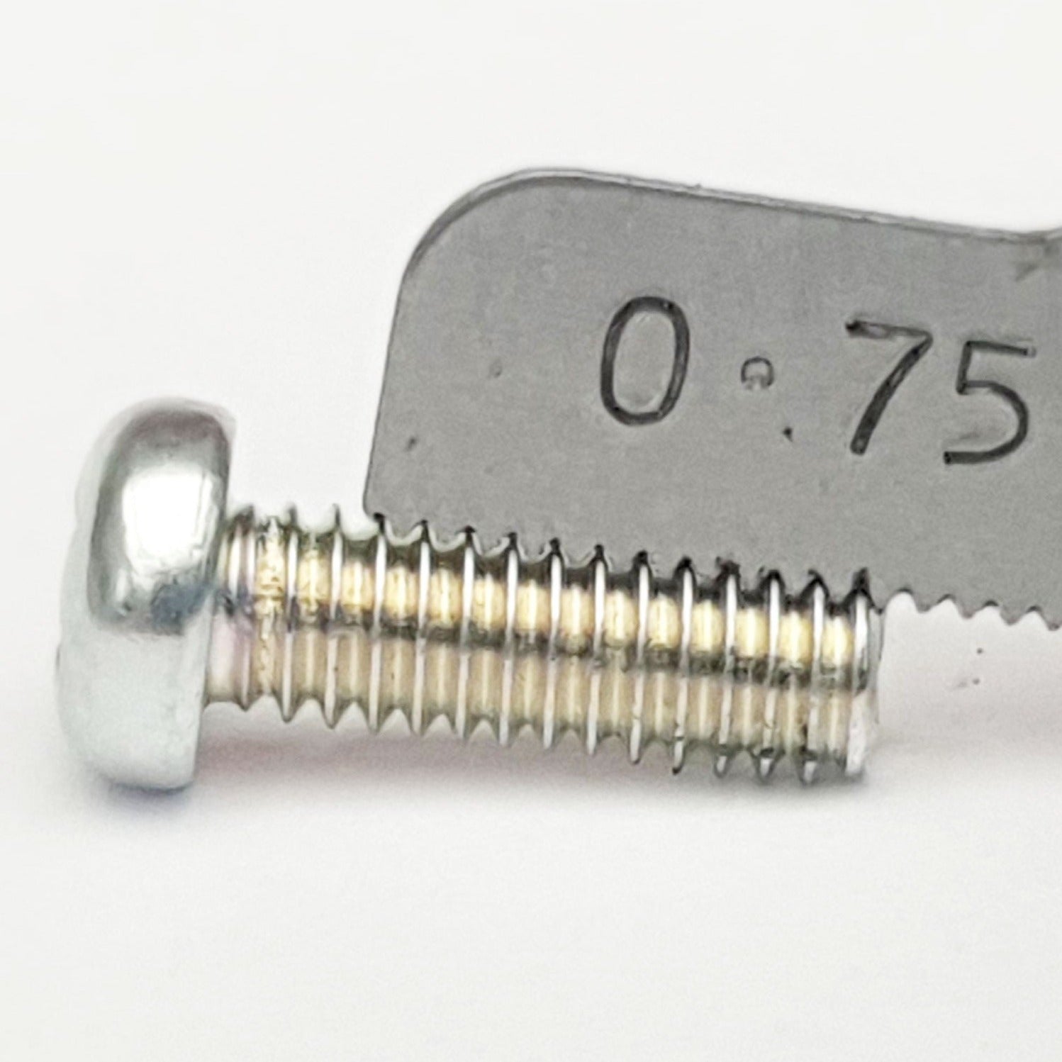 M4x14 M4-(0.75) x 18 Phil Pan Head Screw Former JIS 0.75 Pitch Trivalent White Cr-3 close up