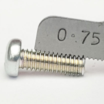 M4x8 M4-(0.75) x 8 Phil Pan Head Screw Former JIS 0.75 Pitch Trivalent White Cr-3 close up